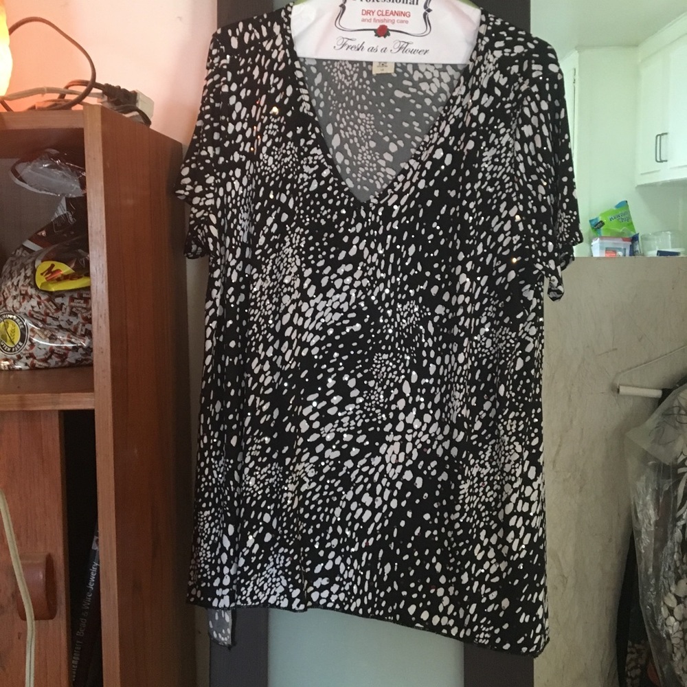 Sparkly cute black and white top with silver spot.